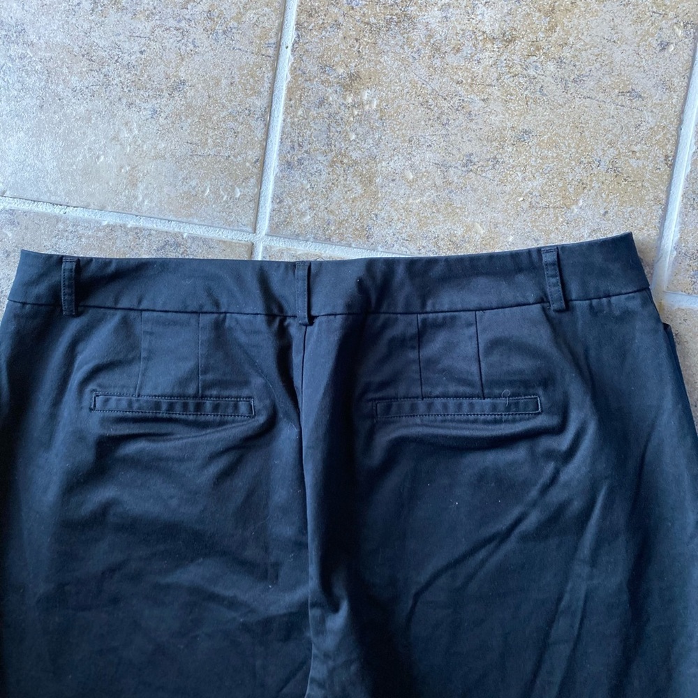 Dockers - Woman’s black (metro bermuda) high rise shorts, Size: 18W - Picture 4 of 7